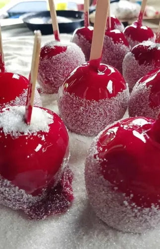 Maça do amor e doces típicos 