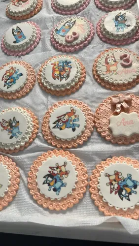 Aplique, pirulitos e pão de mel personalizado