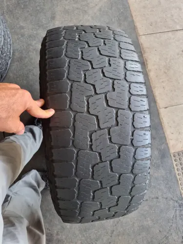 Um pneu 255/55/19 pirelli meia vida não reaberto (230 em 2× no ct
