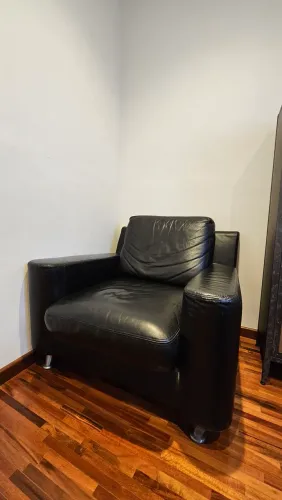 Poltrona preta de couro