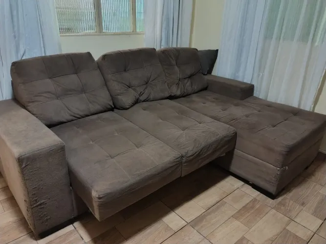 ?Sofá Retrátil com Chaise em Suede Marrom - Super Confortável e Espaçoso