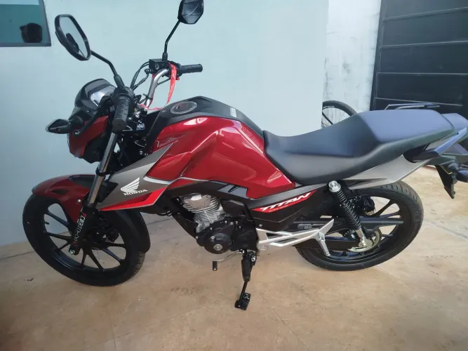 Vendo moto Titan 160 . Ano 26. Telefone 89. *