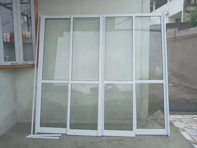 Vendo porta de correr esquadria de alumínio e vidro 