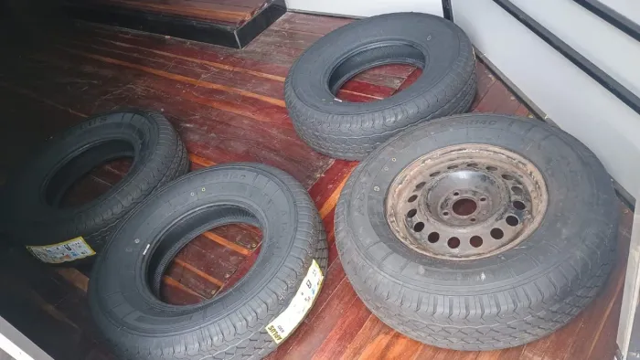 4 pneus de carga 205R14C (8 lonas) + 1 aro 14 (brinde)