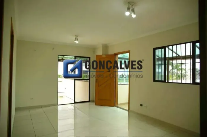 Casa para Alugar em Anchieta, SBC: 2 Quartos (1 Suíte) com Quintal e Sol da Manhã