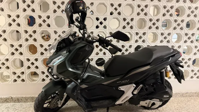 Moto Honda ADV 150 baixo km, sem detalhes muito novinha. *