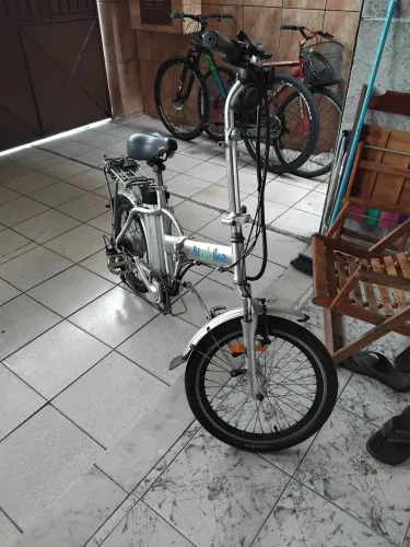 Bicicleta eletrica de alumínio bateria com boa autonomia tenho nota de compra