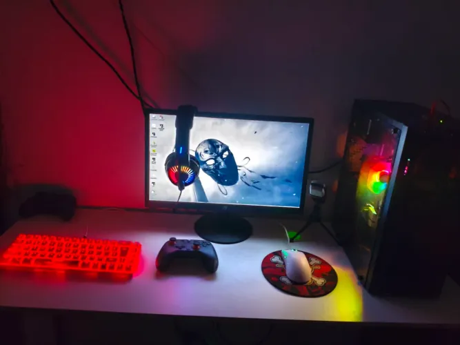 ? PC Gamer Completo RX 580 8GB + 16GB RAM + SSD 512GB + Monitor + Mesa