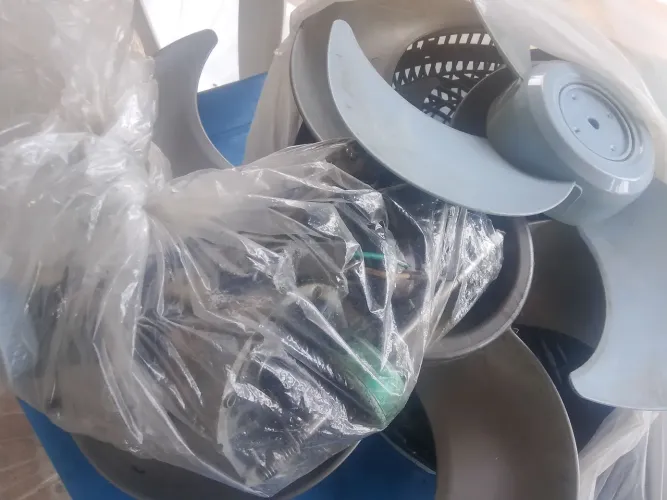 Vendo peças de ventilador 3 palhetas eixo e buchas tudo pô 70 reais 