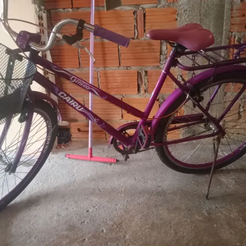 Vendo bicicleta cairu aro 26 lubrificada com certinha em perfeito estado de conservação. 