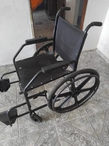 Cadeira de rodas até 100kg.
