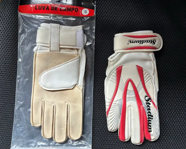 Dois pares de luvas de goleiro