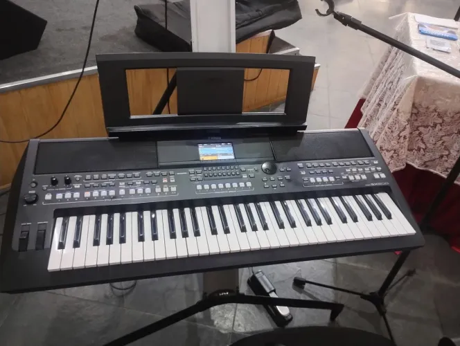 Vendo teclado Yamaha sx600 semi-novo 5000