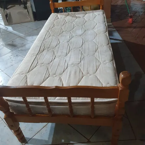 Cama de solteiro de madeira tbm tenho colchão Ortobom 