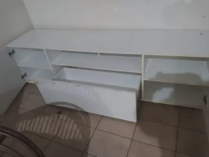 Móvel branco com duas portas e um gavetão 