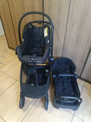 Carrinho de Bebê com bebê conforto Maxi-Cosi 