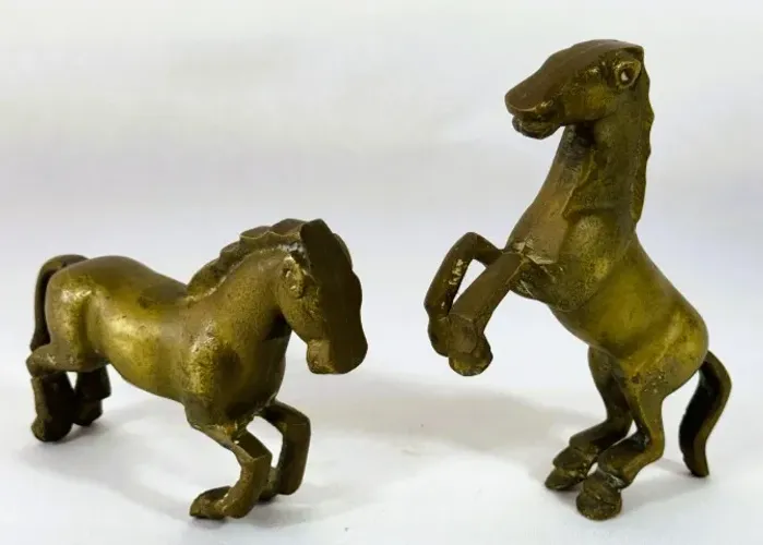 Par de esculturas em bronze representando Cavalos trotando e empinando