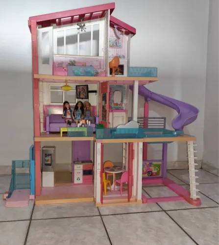 Mansão da Barbie, com carros, bonecas da Barbie e acessórios 