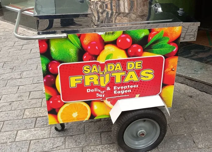 Carrinho com repartimento para bebidas, frutas