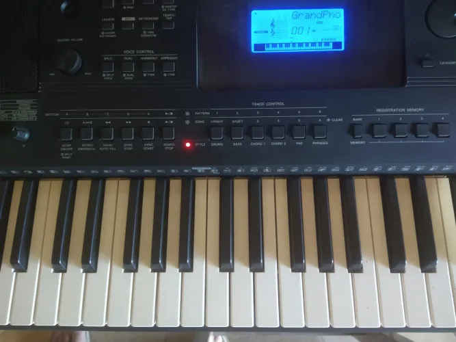 Teclado Yamaha PSR-E453 + Capa + Estante + Fonte