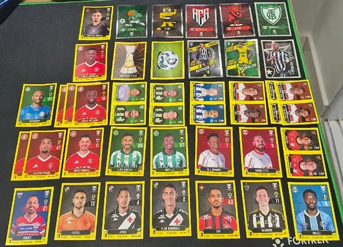 Lote 37 figurinhas brasileirão 2025 (Contém Neymar N° CB24)