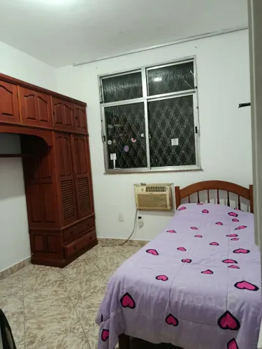 Vagas de quartos para moças estudantes.