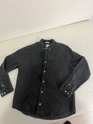 Camisa jeans preto estonado, manga cumprida, tamanha L, da ZARA