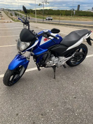 moto em ótimo estado no ponto de transferência 
