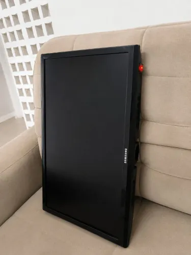 Tv COM DEFEITO NA TELA