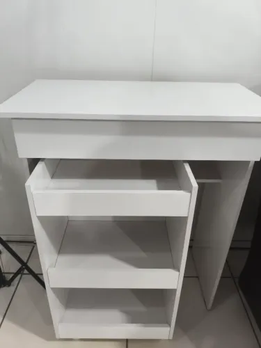Vendo mesa de manicure, com carrinho auxiliar