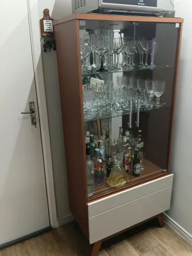 Cristaleira 2 portas de vidro e 1 gavetão