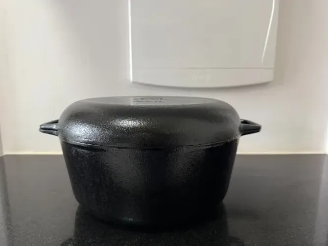 Panela de ferro com tampa para assar pão