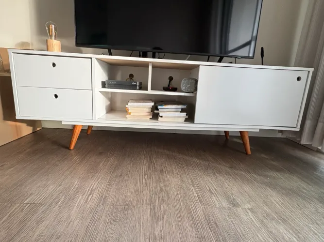 Rack para TV Mobly Branco Retrô com Gavetas e Nichos