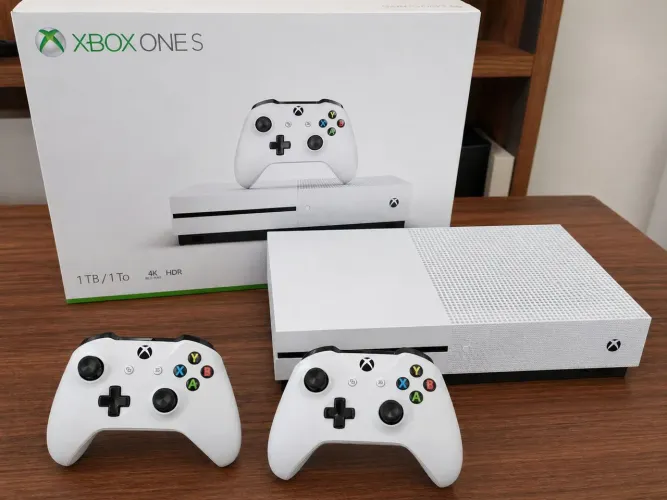 Xbox one S (2 controles com defeito ) 781 GB de armazenamento 