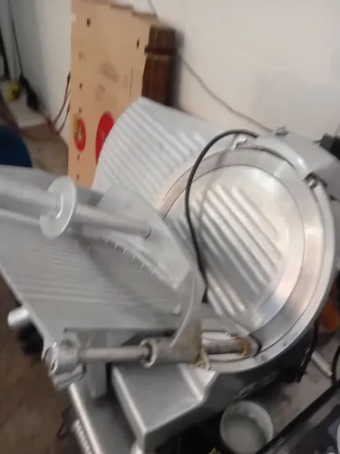 Maquina de fatiar queijo muito nova só pegar e usar. 