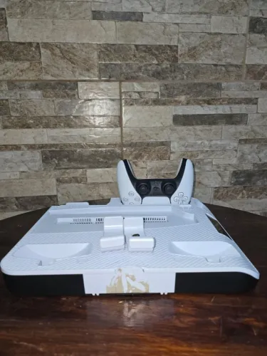 base de carregamento e suporte multifuncional para console e controles de videogame.
