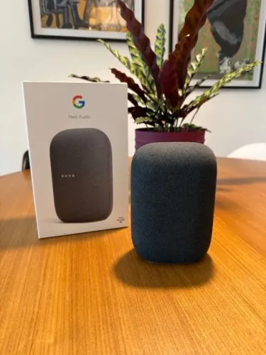 Google Nest Audio original, na cor Charcoal
