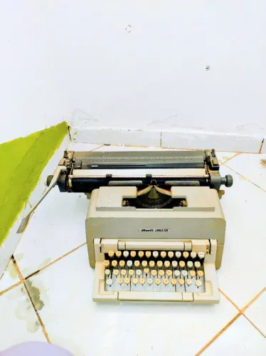 Máquina antiga olivet 98 de escrever