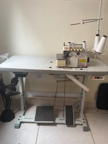 Máquina de costura overloque 