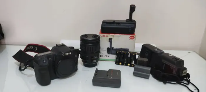 Vende-se Câmera Fotográfica Canon, mais Lente Canon 28-135mm