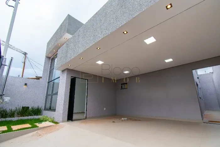 NA - Casa com alto padrão de acabamento com 3 quartos sendo 2 suítes na QNP 32 de Ceilândi