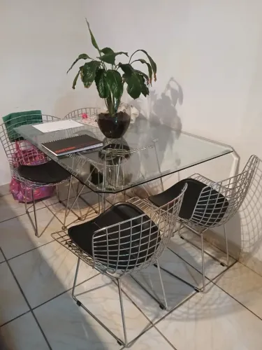 Mesa de Vidro + Cadeiras Aramadas Bertoia