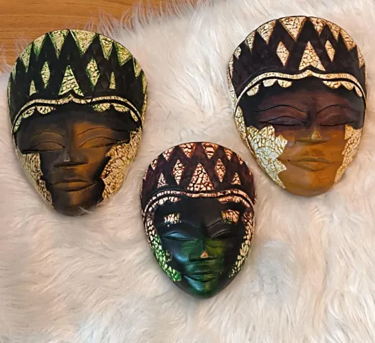 Trio de Máscaras decorativas de madeira técnica batik, originário da Indonésia