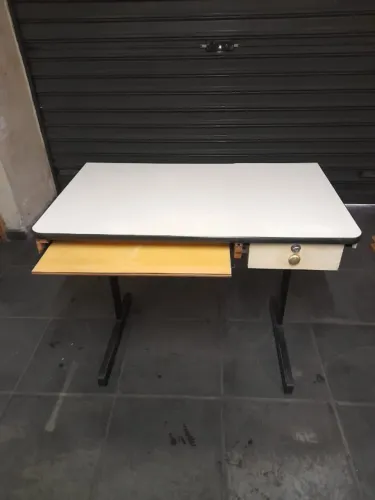 mesa escrivaninha com suporte para teclado