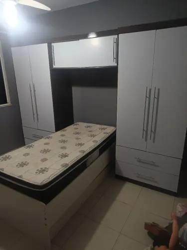 Armário com vão de cama