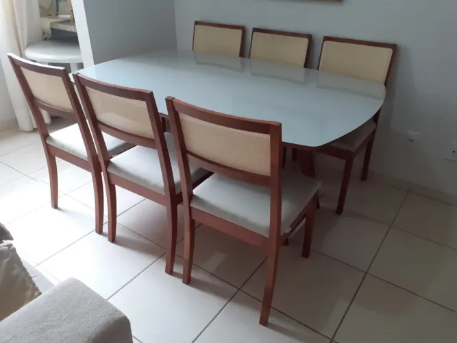 Mesa de madeira maciça