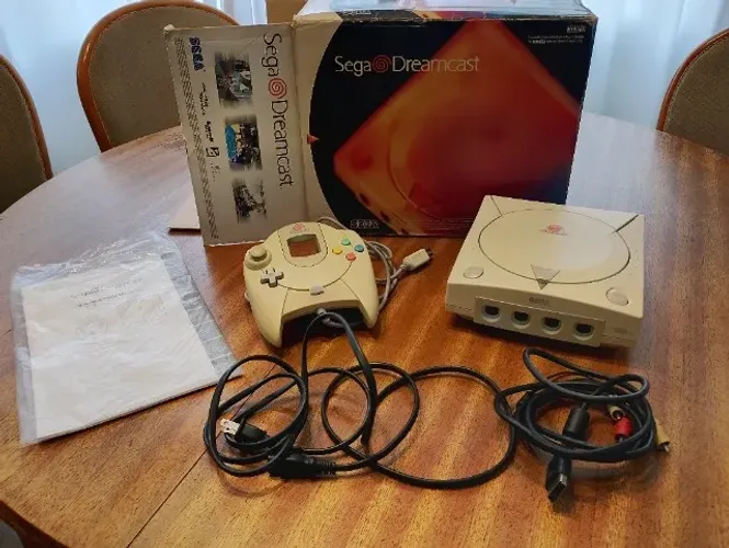 Sega Dreamcast com caixa, manuais lendo jogos perfeitamente