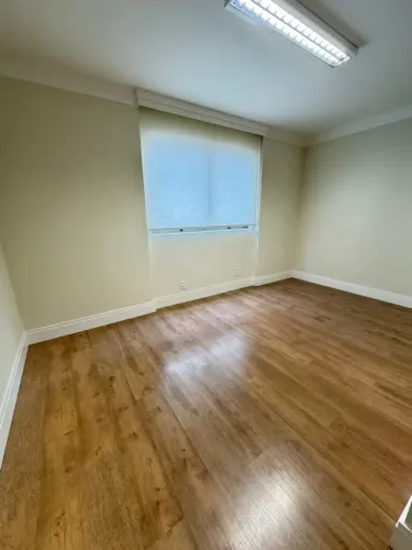 Sala com 35m2 privativos, lavabo, copa e 1 vaga de garagem - Centro - Fpolis/SC