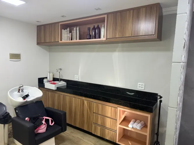Armário Mdf mais pedra e pia com torneira