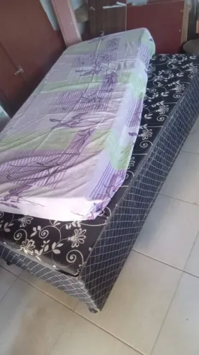 Cama de solteiro com o colchão
